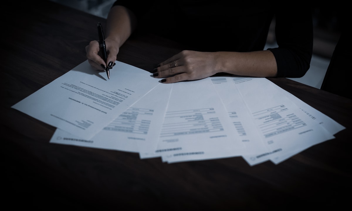 Papierwerk op tafel. Kan je leverancier geen documentatie leveren, dan kun jij niet aan je eigen verplichtingen voldoen.