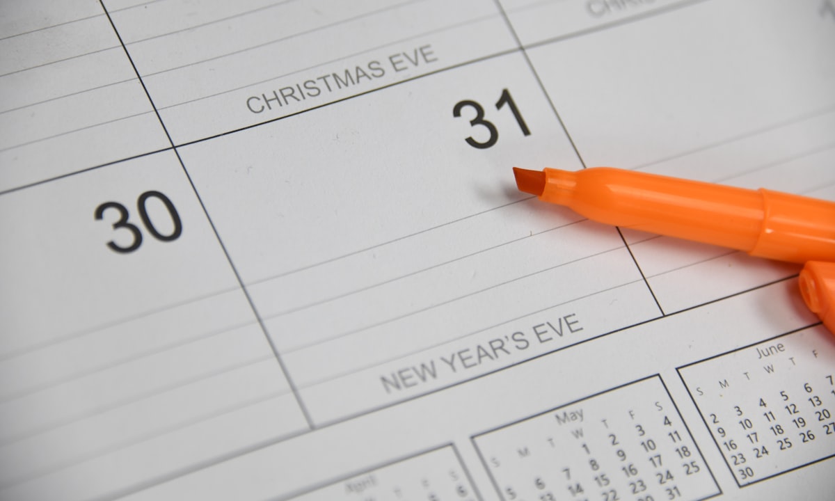 Een stift op een kalender. De datums zijn verschoven, de reikwijdte niet.