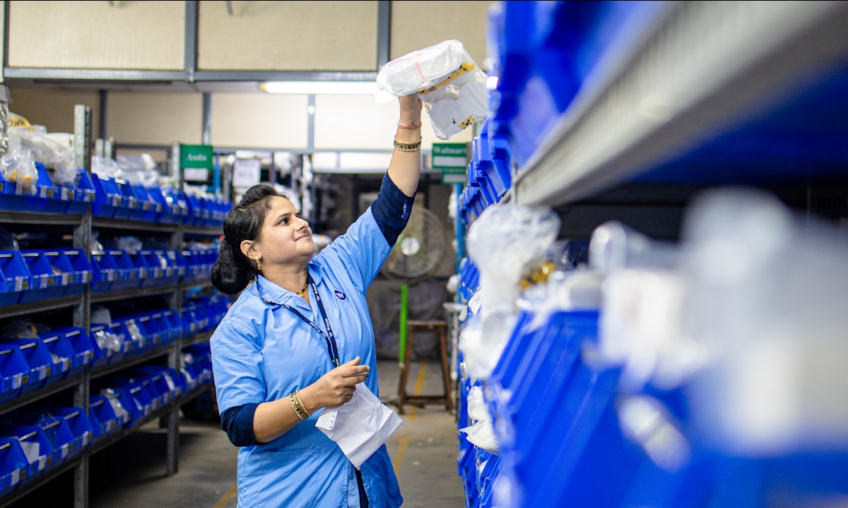 Een artikel van het schap pakken. Voorraad is de grootste en meest onderschatte plek waar het geld zit.