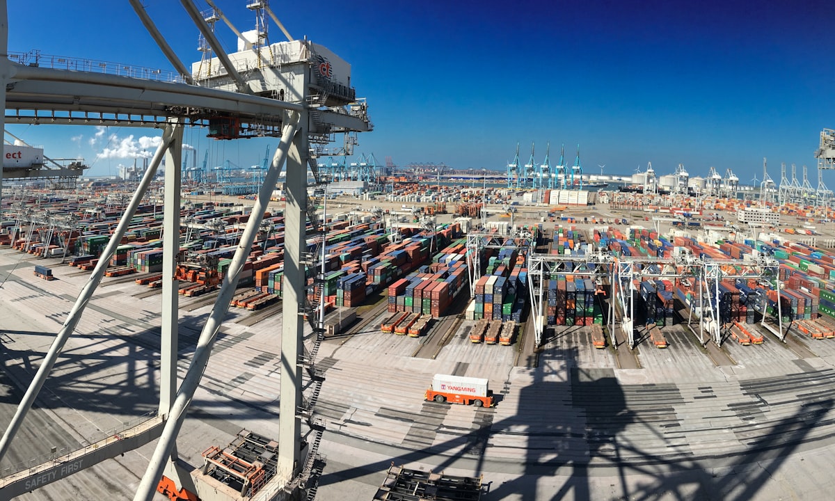 Een containerterrein. In het kantoor verschuift werk, achter het stuur verandert voorlopig weinig.