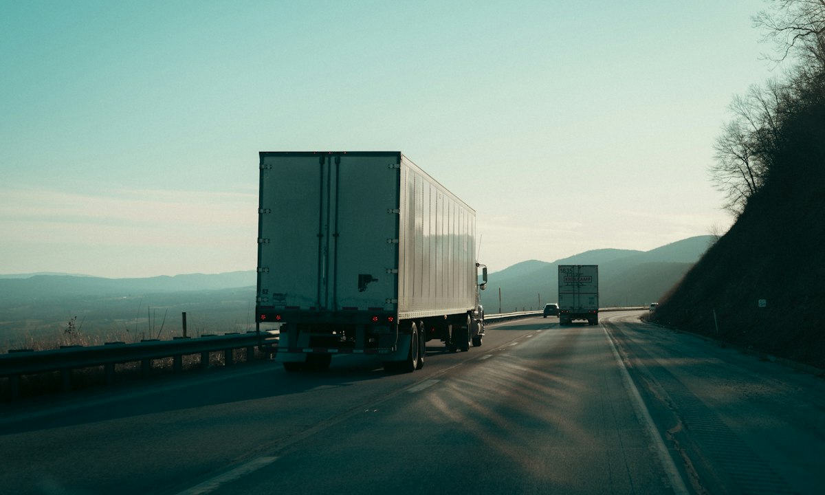 Two trucks on the motorway. What the on-board computer measures en route is worth more than what the plan assumed.