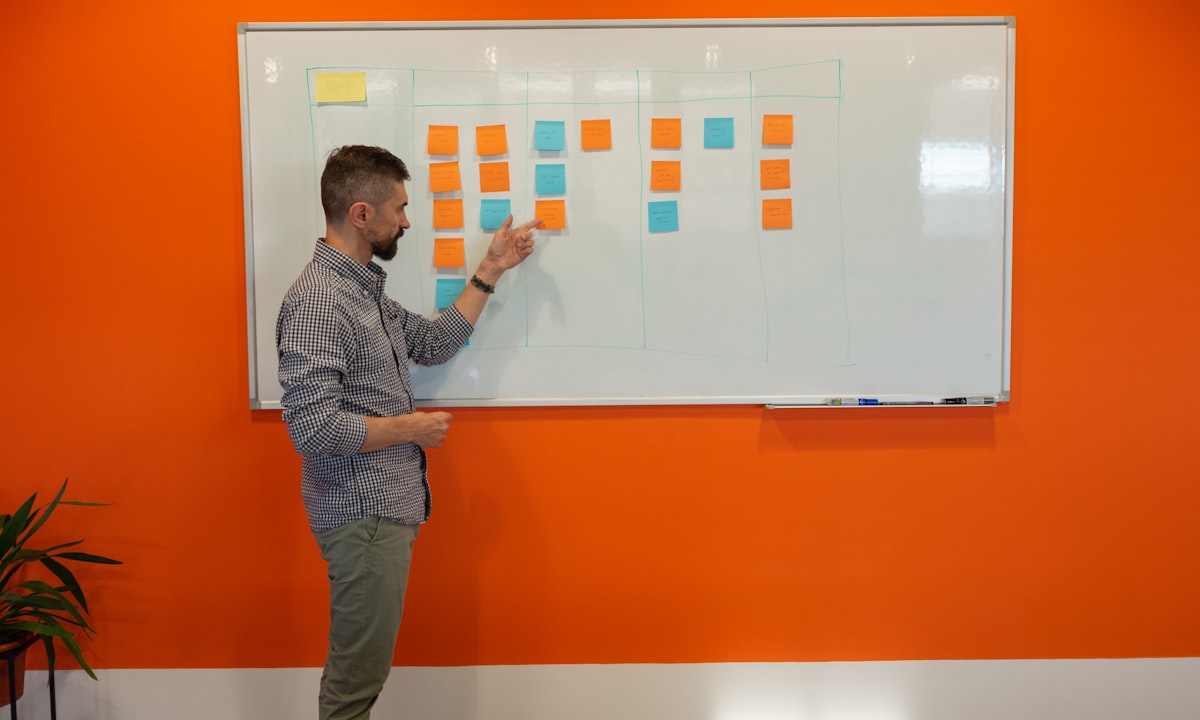 Uitleg geven bij een whiteboard. Het model stelt voor, de planner beslist.
