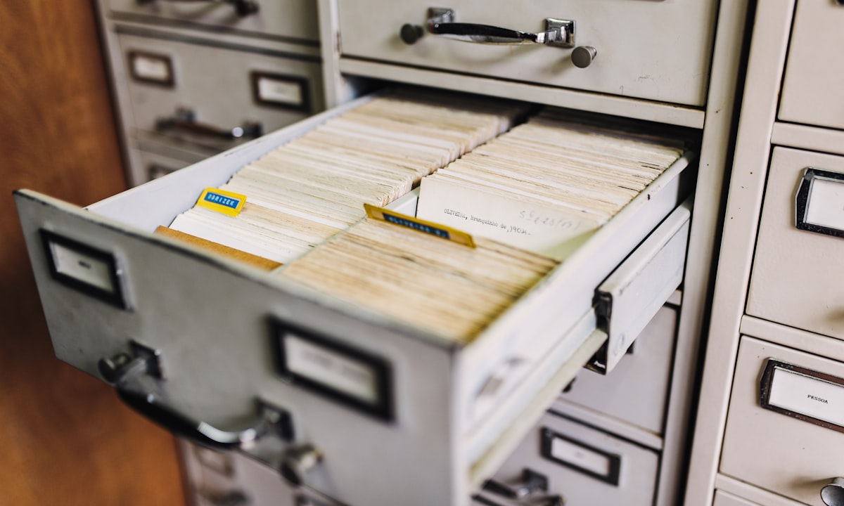 Een archiefkast. De vraag is niet of de data bestaat, maar of een systeem kan zien wat hij betekent.