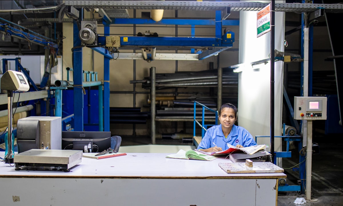 Iemand aan het werk in een productieomgeving. De mensen die de uitzonderingen kennen zijn precies de mensen die een project niet kan missen.